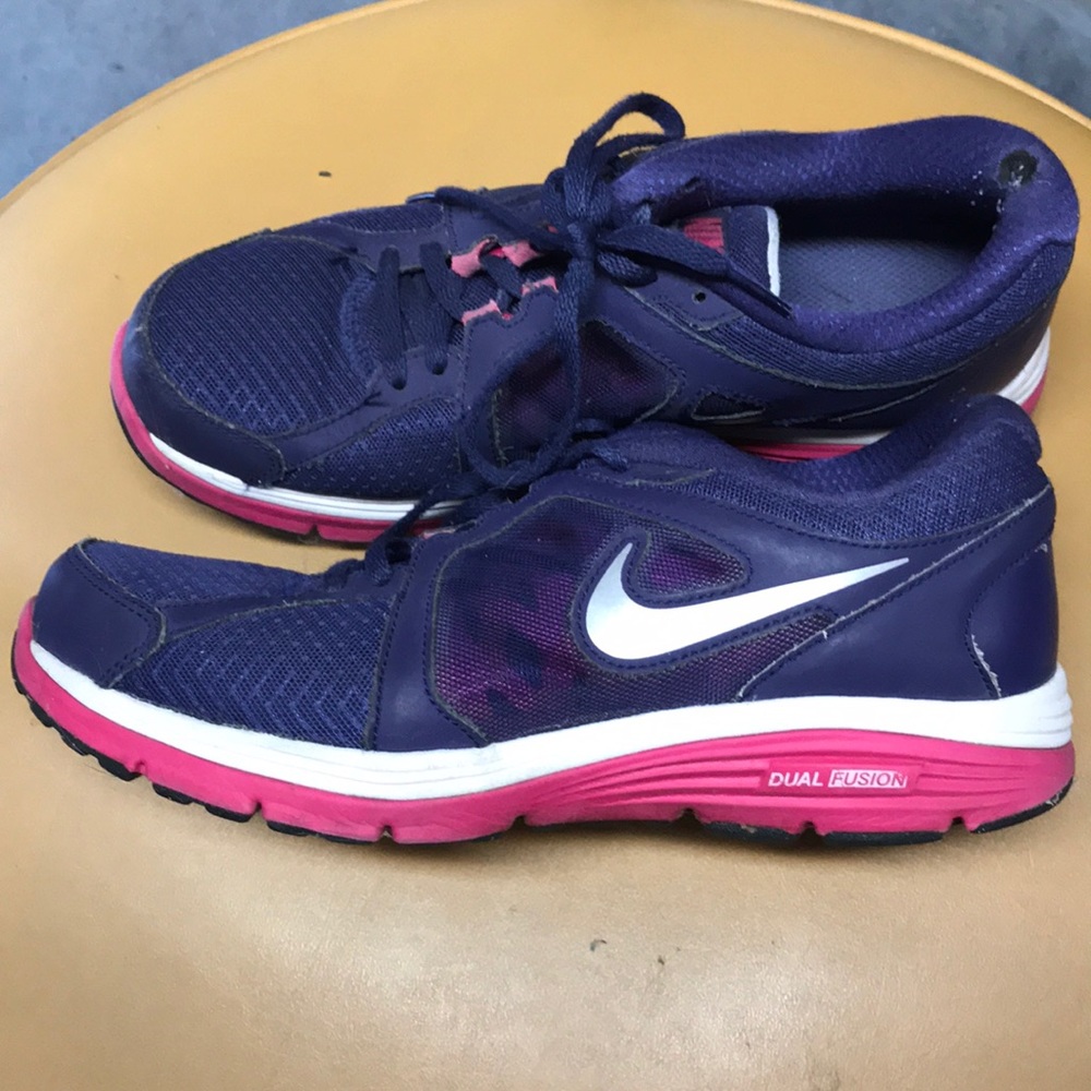 -Nike Dual Fusion 8.5 size